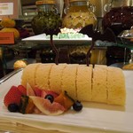 エンパイア・グリル - こうもりのチョコが刺さったロールケーキ