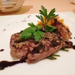 エンパイア・グリル - リブロースの瞬間スモークグリル　黒胡麻風味の赤ワインソース