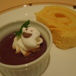 エンパイア・グリル - 紫イモのムース（左）ロールケーキ（右）