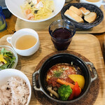 150901497 - 奥はパスタランチ、キッシュ、パン、サラダ、スープが付いてくるので、たくさん食べたい方にはおすすめ♩
                      ¥1,470