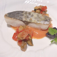 ヴォーロ・コズィ - 鰆のソテー　うらごしトマトソース　カポナータ