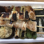 ハセガワストア - やきとり弁当の野菜ミックス（小しかない）の塩に 豚レバーのタレ1本増し