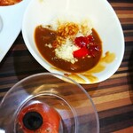 フレンチポリネシアン・ブッフェネシア - カレーと名称不明の料理。
            下はトマトの何かかな。