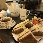 クリスティー - ツナとたまごのサンドイッチ
                                二人分まとめて注がれたティーポット