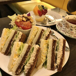 クリスティー - ツナのフィリングが本当に至高…
      ミニサラダの上のクルトン美味しいアクセント