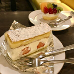 クリスティー - ちょっとみてくださいよ、この断面！！
      至高のミルフィーユとフルーツアラモード