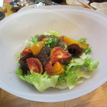 心粋厨房 獬 - 生きくらげとフルーツトマトの辛子ドレッシング