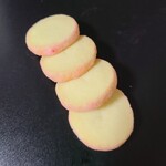 フィーカファブリーケン - シンプルなバタークッキー。周りにはピンクの砂糖がまぶしてあるBRYSSELKEX＠250円