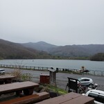 奥裏磐梯らぁめんや - 桧原湖を眼下に…残念ながら雨です(T-T)