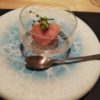 銀座 大石 - スマ寿司。かなり脂の多い魚なんだが、熱を加えて脂の旨味を活性化させてある事に加えて、バルサミコ酢のシャリとの相性も良くて かなり旨い。