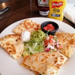 TGIフライデーズ - チキンケサディア