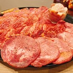 焼肉ばーる やま龍 - 上撰セットのお肉たち