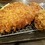 とんかつ ジーエス - 特選ロースカツ定食280㌘(2,000円)、メンチカツ(300円)
            定食はご飯とキャベツとチャプスイ(野菜スープ)付き