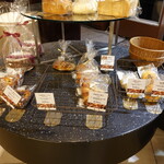 Pesutori Kona - ANAホテルのケーキとパンのコーナー