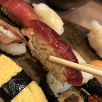 東鮨 新店 - かなり小ぶりなにぎり。鮪に鰹は赤酢。