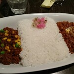 カマル - キーマチキンカレー×牛すじのトマトクリームカレー