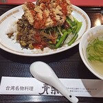 台湾薬膳料理 青葉 - 拝骨飯（骨付きかつごはん）