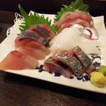 金町製麺 - 刺身盛（烏賊、アジ、ブリなど）