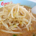 くるまやラーメン - 大蒜抜きですけど韮(ニラ)は入ってます。まあこのくらい良いでしょっ愛嬌って言うことで。(笑)おそらく韮は味噌ダレに入ってるのです。もやしのシャキシャキ感は矢張りチャンと残ってます。これ肝心ですからね。