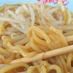 くるまやラーメン - 麺は矢張り紛れもないくるまやラーメンさんの麺です。わたしは敬意を表してこう呼びます。「ほんの少し多加水つるもちしこ中細やや縮れ麺」と。