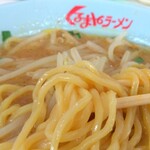 Kurumayaramen - わたしはこの麺に敬意の念をいだいておりますが、冷静に考えますと、逆に、フランチャイズですから、くるまやラーメンさんでしたら、どこのくるまやラーメンさんでも食べられる麺なんですよね。これもまた真なり。