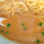 Kurumayaramen - スープをご覧くださいませ。思わずレンゲが伸びてしまうような美味しさが伝わってくるでしょ。これもまたくるまやラーメンさんの味噌ラーメンならではのスープです。