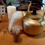 ニシムラ麺 - 卓上のほうじ茶など