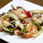 Stir-fried 3 types of mushrooms and shrimp with oysters