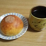 コンテシュール - あんぱん218円(税込)　自宅でコーヒーを淹れて