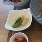 フリー カフェ - 有機野菜のサラダ、高野豆腐の煮物、ラッキョと福神漬け