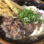 資さんうどん - 既に牛肉の出汁が滲み出ています