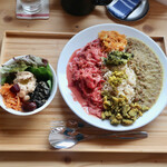 ノヤ - カラフルなカレーと野菜サラダ