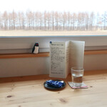 ノヤ - 窓からは防風林が見えている