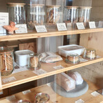 ノヤ - お会計場所でパンなどを販売