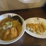 ラーメン堂　極 - きわみのらーめんとギョーザ(６個)350円