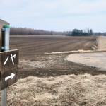 ノヤ - 農道にお店の案内が