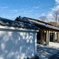 アコルドゥ - まるでお屋敷のような立派な和の門構え。