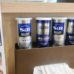 麺処まるは BEYOND - テーブル常備の調味料群