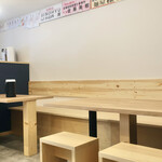 麺処まるは BEYOND - 明るい板を使ったテーブル席