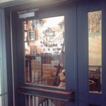 chaba - 左側はインテリア店舗スペース、右がカフェスペース