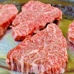 ニュー万長 - ■シャトーブリアン（信州牛）
            ◎ シャトーブリアンは牛１頭から600g程度しか取れない高級な肉。
