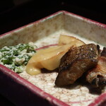Iso Saryou - 牛蒡の豚肉巻き、黒ムツの塩焼き、筍のチーズ焼き、つまみ菜の白和えアップ
