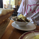 ニュー　バンチャ - チーズがトッピングされたチキンチリ