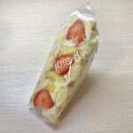 エムズファクトリー - サンドワッフル いちご＆パインサンド（カスタードクリーム)(\410)