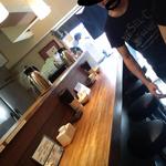 麺屋吉左右 - 店内はカウンターのみの構成。二人で営業してるので気を遣おう。