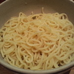 麺は自家製麺。しっとりして瑞々しい姿が健康的な美肌だ！