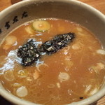 優雅な魚粉の香りと、淡麗感もある優美な旨味が高く、口に含めば華開く！