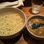 「つけ麺」８５０円 麺量が茹で上げ後３００gと多く、一般的なつけ麺の大盛クラス