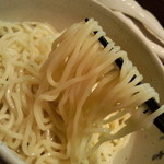 中太麺ｽﾄﾚｰﾄで、断面はｴｯｼﾞの削れた感じのｽｸｴｱ形、加水率は高め