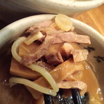 麺屋吉左右 - ﾄｯﾋﾟﾝｸﾞは、細切りﾁｬｰｼｭｰ、ﾒﾝﾏ、中ﾈｷﾞ、焼き海苔の構成